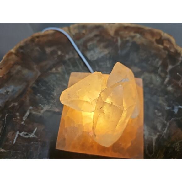1.24lb Satin spar recharging plate W/ 3pcs Huge Quartz Crystals & Led Light - Picture 8 of 14